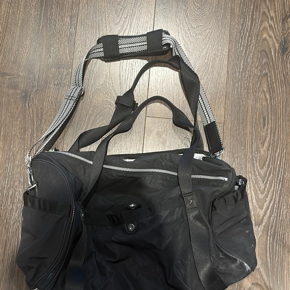 Lululemon Black Duffle Gym Bag - Crossbody Approx 30L - In Very Good Condition - Picture 4 of 10